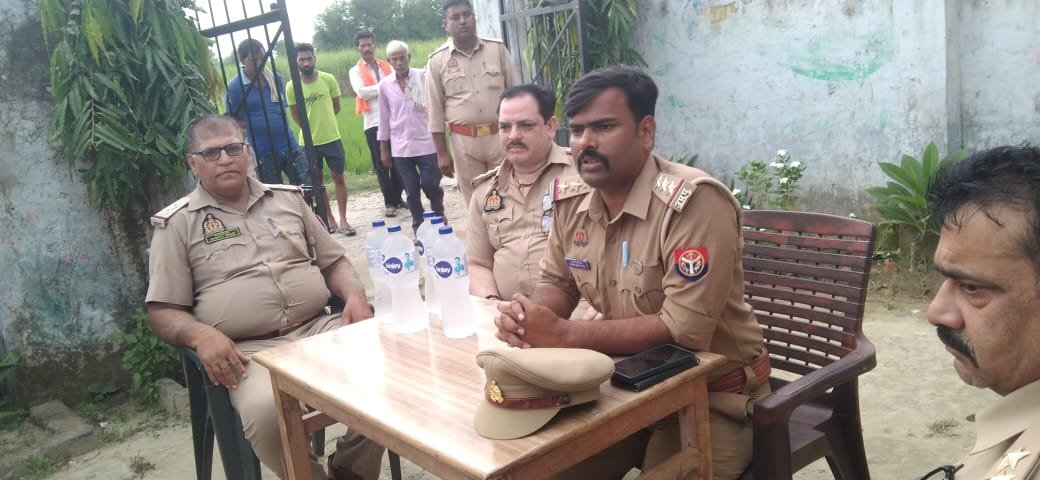 Maharajganj News - थाना प्रभारी ने चौपाल लगाकर दिया शांति और सौहार्द का पैगाम