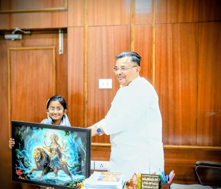 मलवेरी स्कूल की सान्वी को संस्कृति मंत्री ने किया सम्मानित