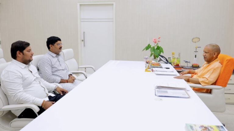 नौतनवा विधायक ऋषि त्रिपाठी ने मुख्यमंत्री से की मुलाकात, क्षेत्रीय विकास से जुड़े महत्वपूर्ण मुद्दे रखे, भाजयुमो नेता धीरज तिवारी भी रहे मौजूद