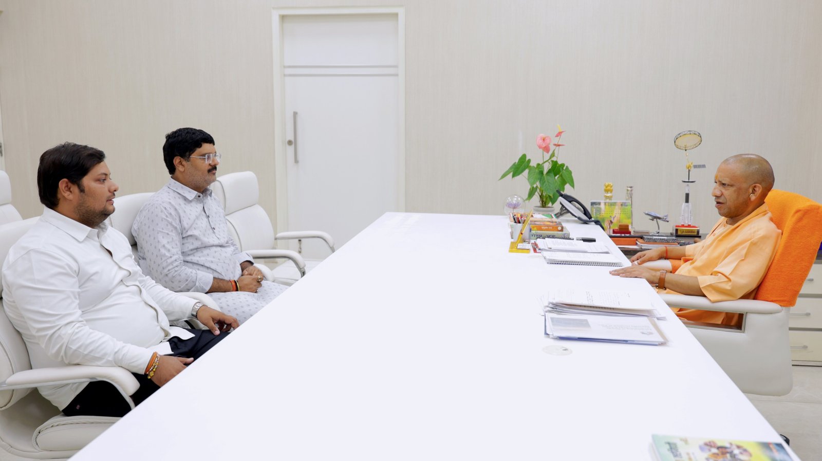 नौतनवा विधायक ऋषि त्रिपाठी ने मुख्यमंत्री से की मुलाकात, क्षेत्रीय विकास से जुड़े महत्वपूर्ण मुद्दे रखे, भाजयुमो नेता धीरज तिवारी भी रहे मौजूद