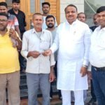 Siswa Nagar Palika - गिरजेश जायसवाल ने पीड़ित किसान को 20 हजार की दी आर्थिक सहायता, करंट से भैंस की हुई थी मौत