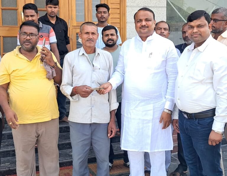 Siswa Nagar Palika - गिरजेश जायसवाल ने पीड़ित किसान को 20 हजार की दी आर्थिक सहायता, करंट से भैंस की हुई थी मौत