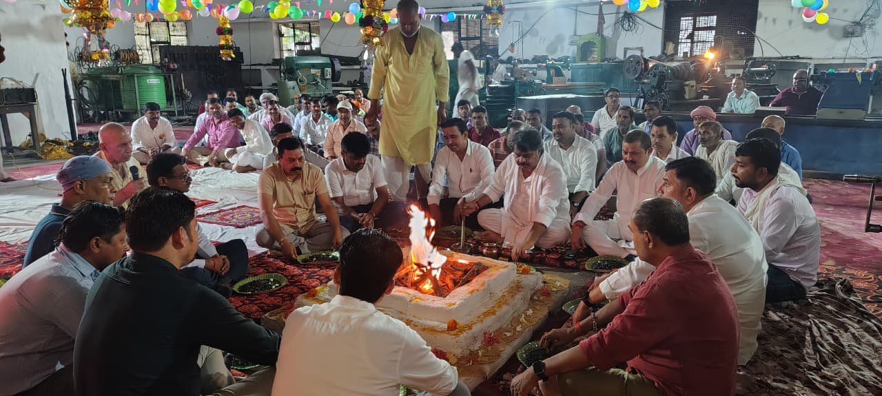 सिसवा आईपीएल चीनी मिल में श्रद्धा व उत्साह से मनाई गई विश्वकर्मा पूजा