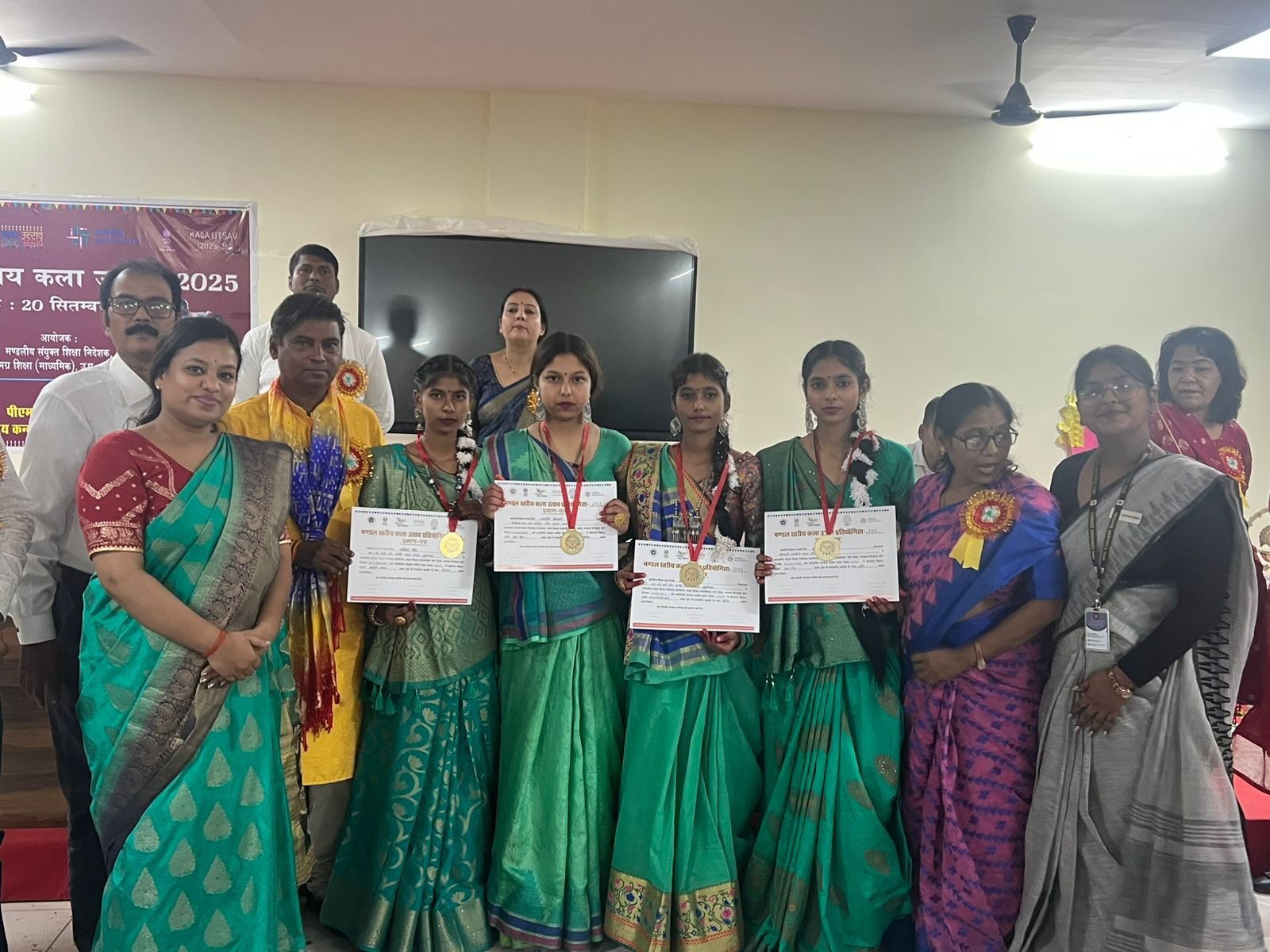 Kushinagar News - गोरखपुर मंडल में RPIC Convent School को नाटक प्रतियोगिता और मूर्तिकला में मिला प्रथम स्थान