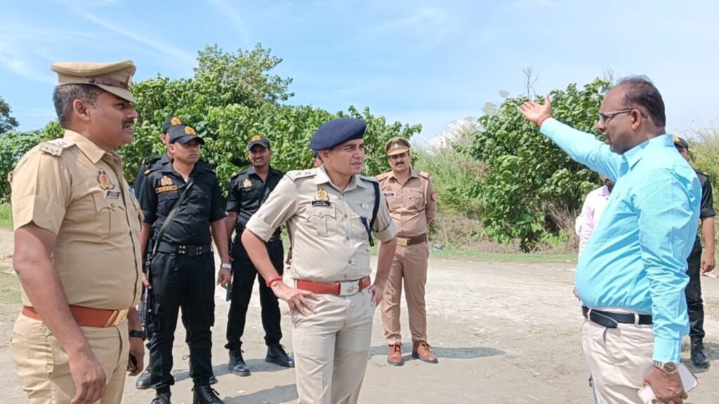 Maharajganj: DM व SP पहुंचे घुघली, बैकुंठी धाम पर विसर्जन तैयारियों का किया स्थलीय निरीक्षण