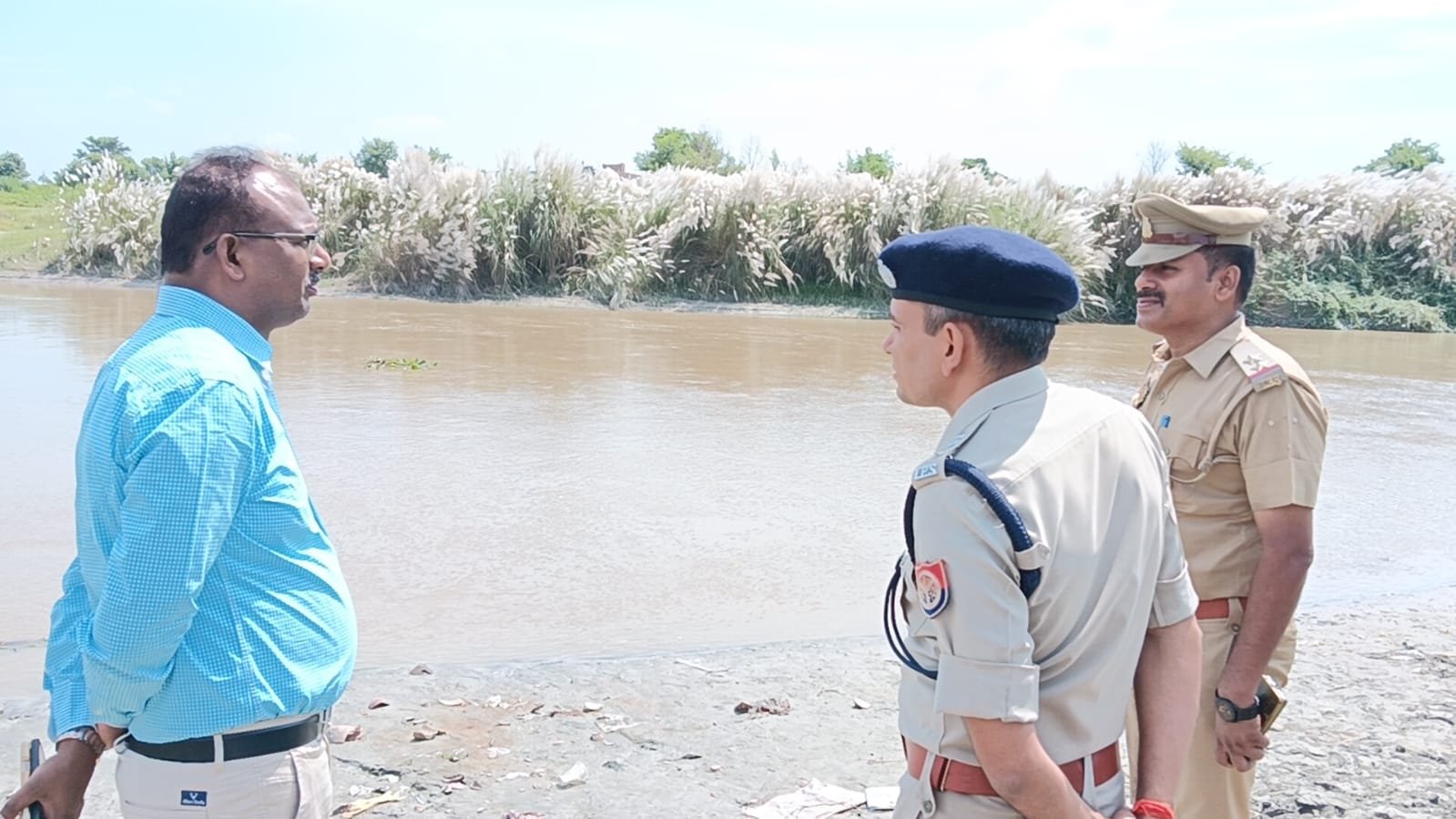 Maharajganj: DM व SP पहुंचे घुघली, बैकुंठी धाम पर विसर्जन तैयारियों का किया स्थलीय निरीक्षण