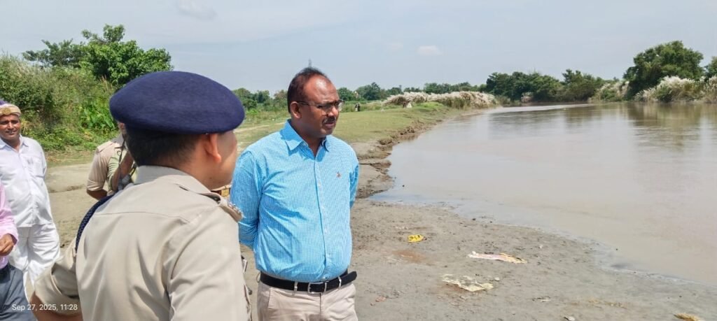 Maharajganj: DM व SP पहुंचे घुघली, बैकुंठी धाम पर विसर्जन तैयारियों का किया स्थलीय निरीक्षण
