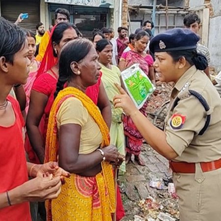 Gorakhpur News - पशु तस्करों ने छात्र की पीटकर हत्या की, आक्रोशित ग्रामीणों ने पुलिस पर की पत्थरबाजी, कई पुलिसकर्मी घायल