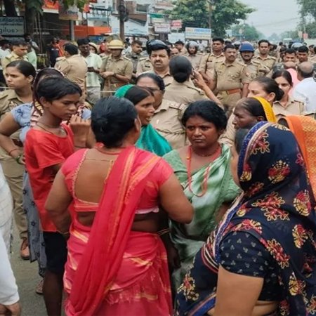 Gorakhpur News - पशु तस्करों ने छात्र की पीटकर हत्या की, आक्रोशित ग्रामीणों ने पुलिस पर की पत्थरबाजी, कई पुलिसकर्मी घायल
