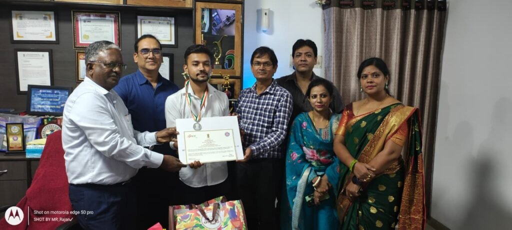 Gorakhpur News - My Bharat-National Service Scheme (NSS) अवॉर्ड प्राप्तकर्ता स्वयंसेवक अंकुर कुमार मिश्रा का सेंट एंड्रयूज कॉलेज में हुआ स्वागत