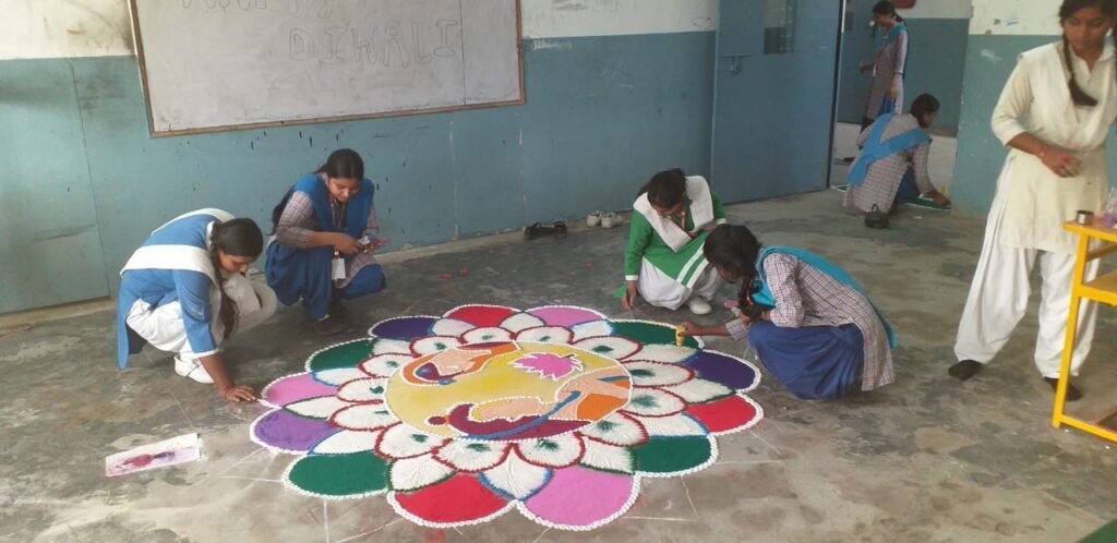 स्टर्लिंग पब्लिक स्कूल में रंगोली बना बच्चों ने मनाई दीपावली
