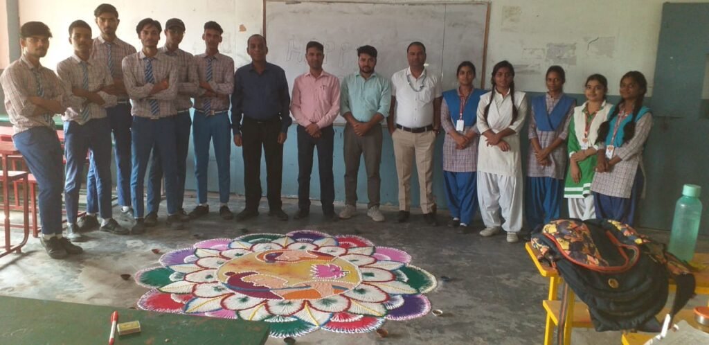 स्टर्लिंग पब्लिक स्कूल में रंगोली बना बच्चों ने मनाई दीपावली