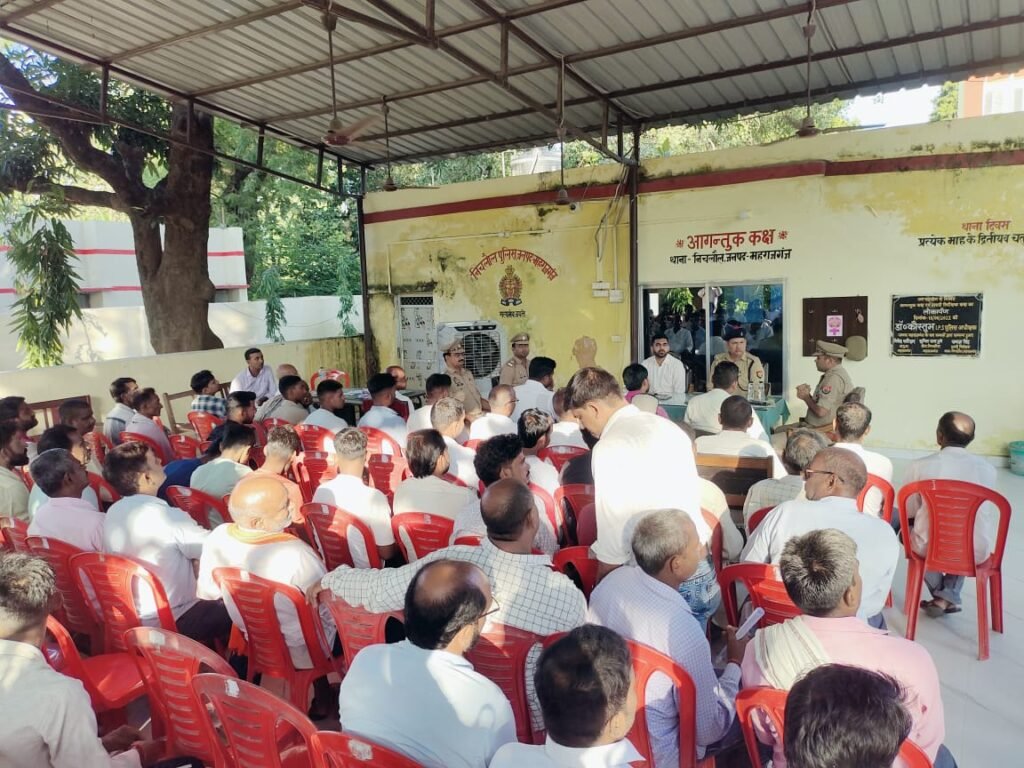 Maharajganj News - आगामी त्योहार को लेकर SDM और CO की उपस्थिति में निचलौल थाना परिसर में पीस कमेटी की बैठक सम्पन्न