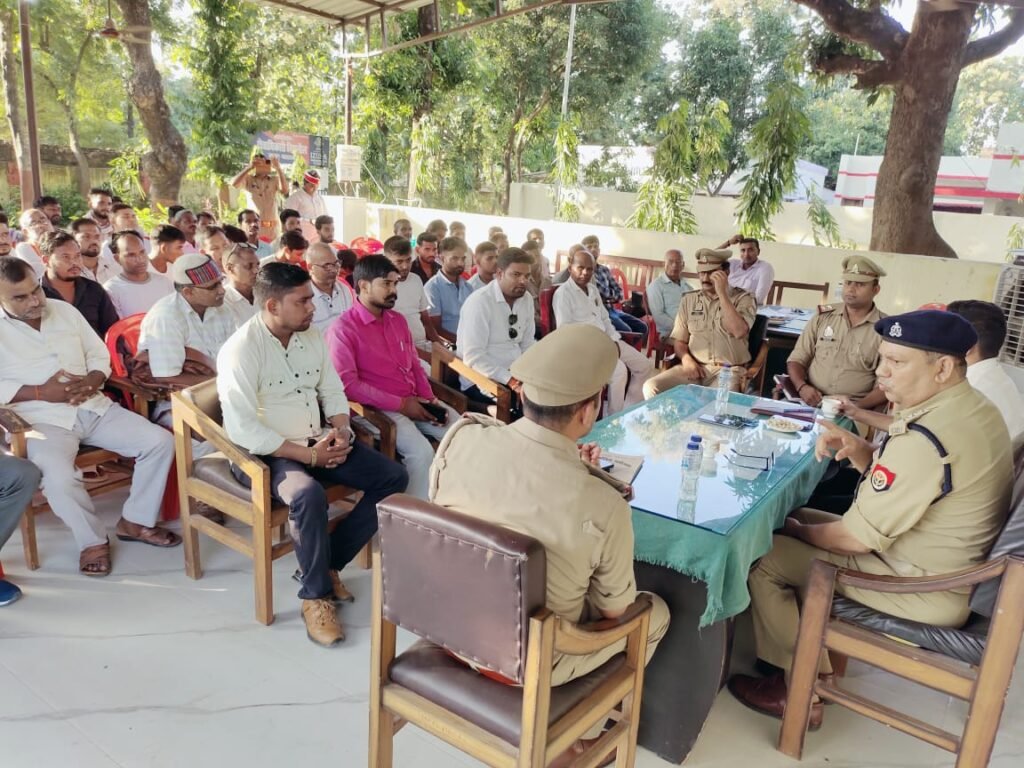 Maharajganj News - आगामी त्योहार को लेकर SDM और CO की उपस्थिति में निचलौल थाना परिसर में पीस कमेटी की बैठक सम्पन्न
