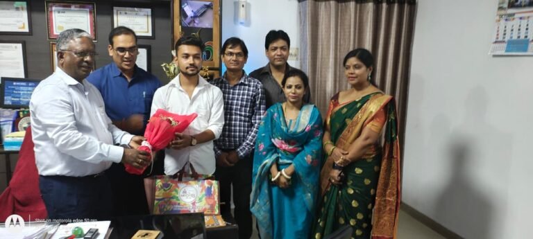 Gorakhpur News - My Bharat-National Service Scheme (NSS) अवॉर्ड प्राप्तकर्ता स्वयंसेवक अंकुर कुमार मिश्रा का सेंट एंड्रयूज कॉलेज में हुआ स्वागत