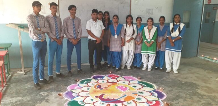 स्टर्लिंग पब्लिक स्कूल में रंगोली बना बच्चों ने मनाई दीपावली