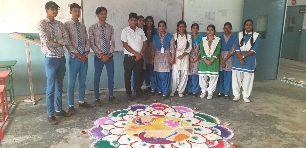 स्टर्लिंग पब्लिक स्कूल में रंगोली बना बच्चों ने मनाई दीपावली