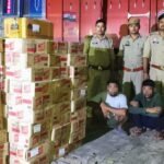 कुशीनगर पुलिस का बड़ा एक्शन - अन्तर्राज्यीय शराब तस्करी गैंग का किया पर्दाफाश, 100 पेटी अवैध अंग्रेजी शराब और 20 पेटी बीयर के साथ दो गिरफ्तार
