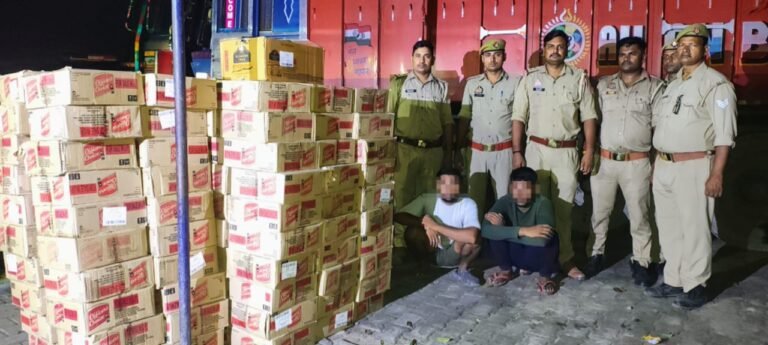 कुशीनगर पुलिस का बड़ा एक्शन - अन्तर्राज्यीय शराब तस्करी गैंग का किया पर्दाफाश, 100 पेटी अवैध अंग्रेजी शराब और 20 पेटी बीयर के साथ दो गिरफ्तार