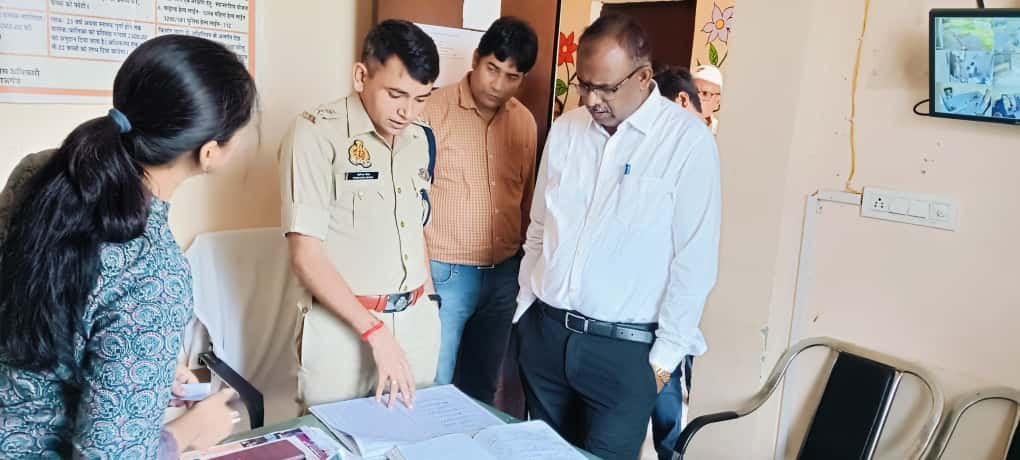 Maharajganj News - वन स्टॉप सेन्टर का DM व SP ने किया औचक निरीक्षण