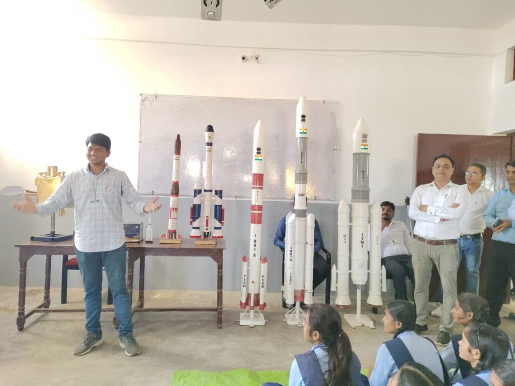SS Inter College करमही में ISRO वैज्ञानिकों ने दी अंतरिक्ष मिशनों की जानकारी