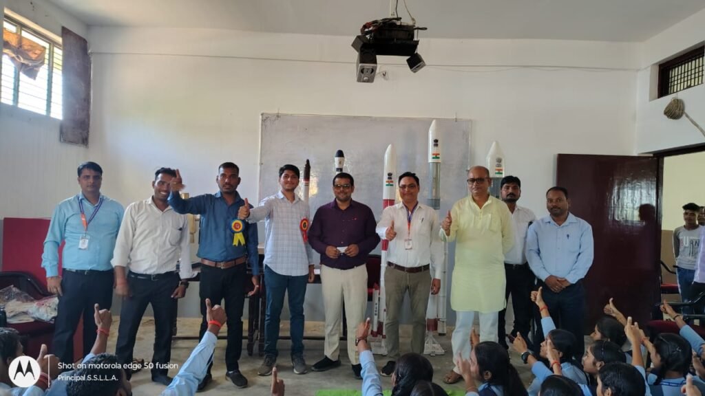SS Inter College करमही में ISRO वैज्ञानिकों ने दी अंतरिक्ष मिशनों की जानकारी