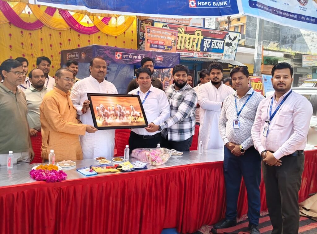 सिसवा में HDFC बैंक द्वारा लोन मेला आयोजित, नगर पालिका अध्यक्ष प्रतिनिधि गिरजेश जायसवाल रहे मुख्य अतिथि