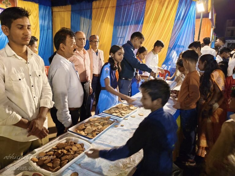 छठ घाट पर स्काउट्स-गाइड्स ने की सेवा, श्रद्धालुओं को कराया जलपान, गिरजेश जायसवाल ने की सराहना