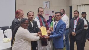 इंडियन जर्नलिस्ट एसोसिएशन के 8वें अंतर्राष्ट्रीय पत्रकार सम्मान समारोह में करुणाकर राम त्रिपाठी हुए सम्मानित