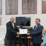 Gorakhpur - जिला विधिक सेवा प्राधिकरण ने प्रोफेसर मो0 तनवीर आलम को किया सम्मानित