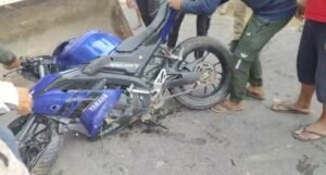 रील के चक्कर में दो जिंदगियां दांव पर, तेज रफ्तार बाइक बोलेरो से टकराई