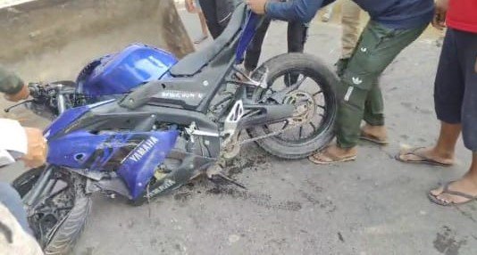 रील के चक्कर में दो जिंदगियां दांव पर, तेज रफ्तार बाइक बोलेरो से टकराई