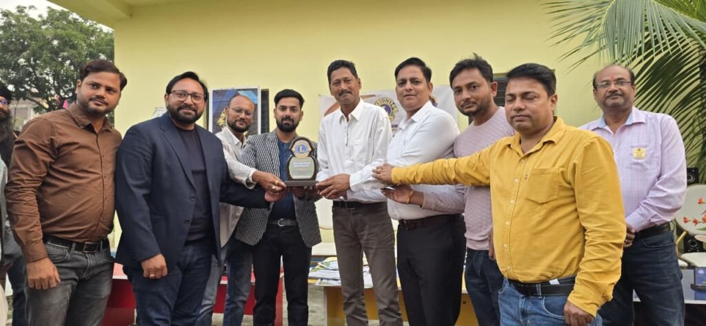 लायन्स क्लब नौतनवां ने सम्मान समारोह में पत्रकार, खिलाड़ियों एवं प्रतिभाओं को किया सम्मानित