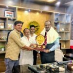 स्काउट गाइड संस्था ने डीएम को स्मृति चिन्ह देकर किया सम्मानित