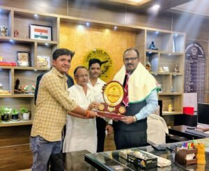 स्काउट गाइड संस्था ने डीएम को स्मृति चिन्ह देकर किया सम्मानित