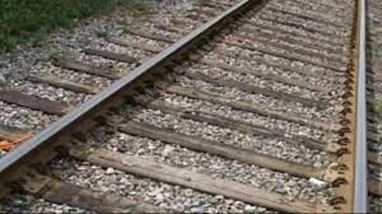 ट्रेन से गिरा युवक, गंभीर हालत में जिला अस्पताल रेफर