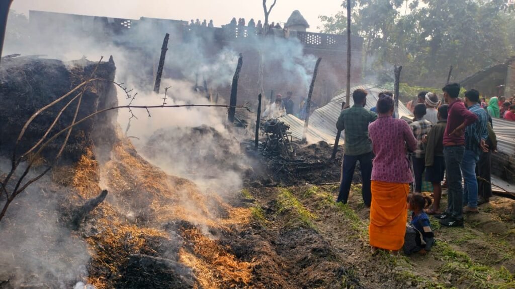दो घरों में भीषण आग, लाखों का हुआ नुकसान, प्रशासन से मदद की गुहार