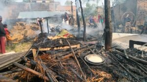 दो घरों में भीषण आग, लाखों का हुआ नुकसान, प्रशासन से मदद की गुहार