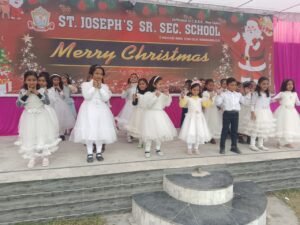 नन्हे-मुन्ने बच्चों ने गीत-संगीत और उल्लास के साथ मनाया क्रिसमस डे