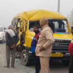 ट्रैक्टर से टकराई स्कूल बस, एक बच्ची सहित चार घायल