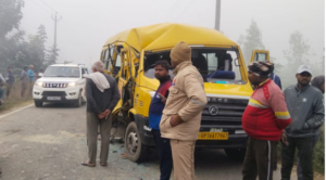 ट्रैक्टर से टकराई स्कूल बस, एक बच्ची सहित चार घायल