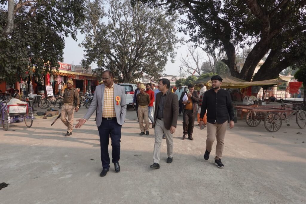 Maharajganj - जिलाधिकारी एवं मुख्य विकास अधिकारी ने गुरु गोरक्षनाथ मंदिर का किया निरीक्षण, दिए आवश्यक दिशा-निर्देश
