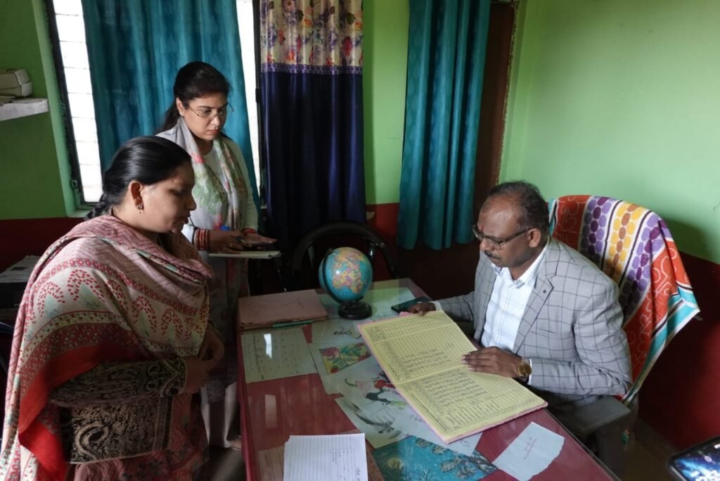Maharajganj News- जिलाधिकारी ने कस्तूरबा गांधी बालिका विद्यालय मिठौरा का किया निरीक्षण, दिया आवश्यक दिशा-निर्देश