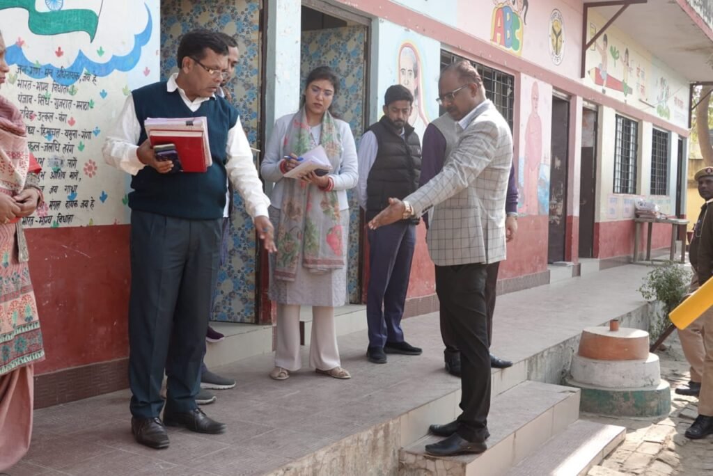 Maharajganj News- जिलाधिकारी ने कस्तूरबा गांधी बालिका विद्यालय मिठौरा का किया निरीक्षण, दिया आवश्यक दिशा-निर्देश