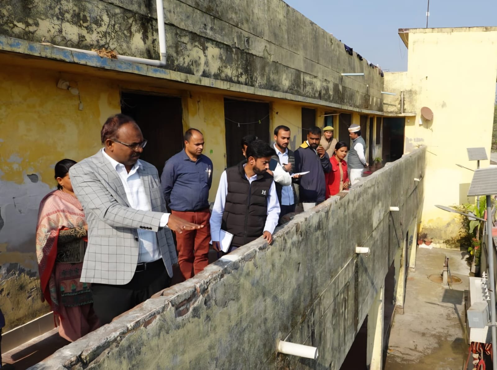 Maharajganj News- जिलाधिकारी ने कस्तूरबा गांधी बालिका विद्यालय मिठौरा का किया निरीक्षण, दिया आवश्यक दिशा-निर्देश