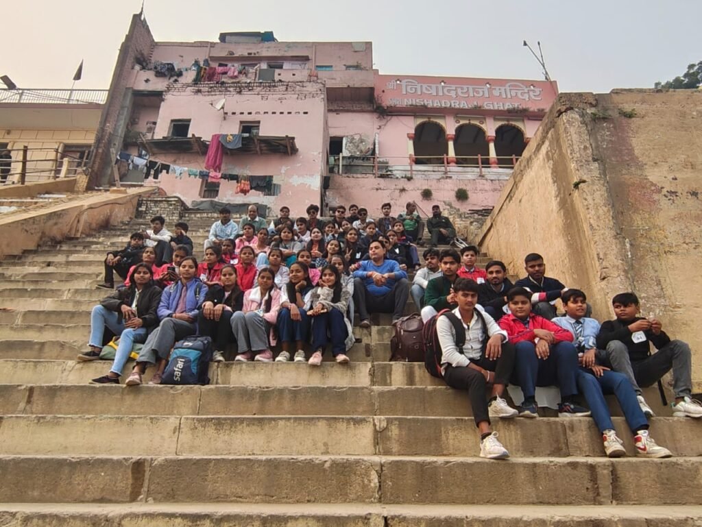एस.एस. इंटर कॉलेज करमही के विद्यार्थियों का वाराणसी शैक्षणिक भ्रमण, ज्ञान और संस्कारों से समृद्ध हुए बच्चे