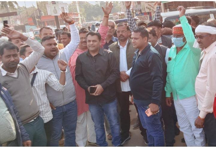 पंकज चौधरी के प्रदेश अध्यक्ष बनने पर भाजपाइयों ने पटाखे फोड़, मिठाई बांट मनाई खुशियां