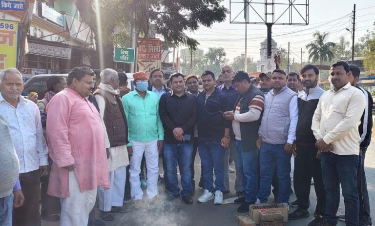 पंकज चौधरी के प्रदेश अध्यक्ष बनने पर भाजपाइयों ने पटाखे फोड़, मिठाई बांट मनाई खुशियां