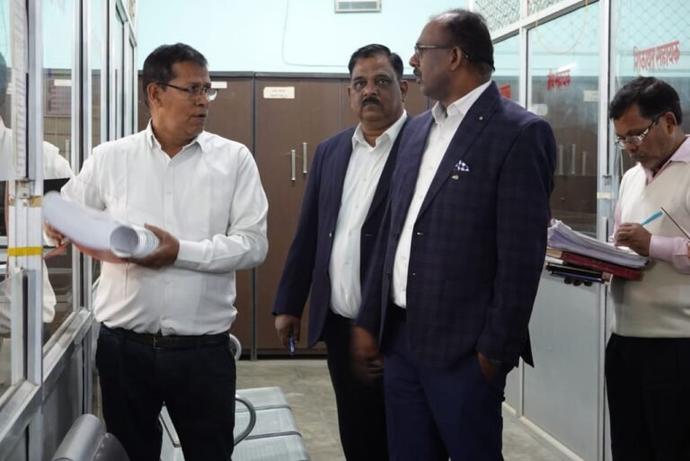 जिलाधिकारी ने आज कलेक्ट्रेट परिसर का किया औचक निरीक्षण