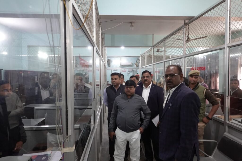 जिलाधिकारी ने आज कलेक्ट्रेट परिसर का किया औचक निरीक्षण